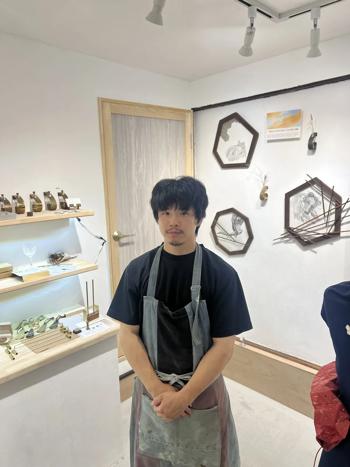 工房で制作する作家(実店舗写真)