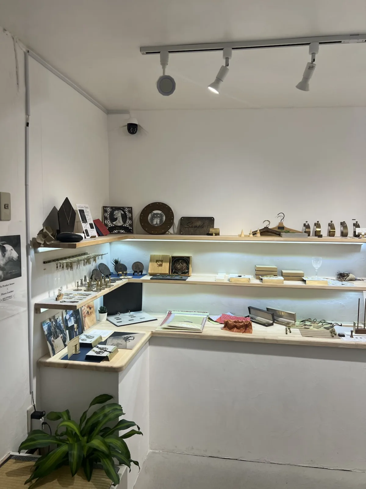 棚に並ぶリング・アクセサリー(実店舗写真)