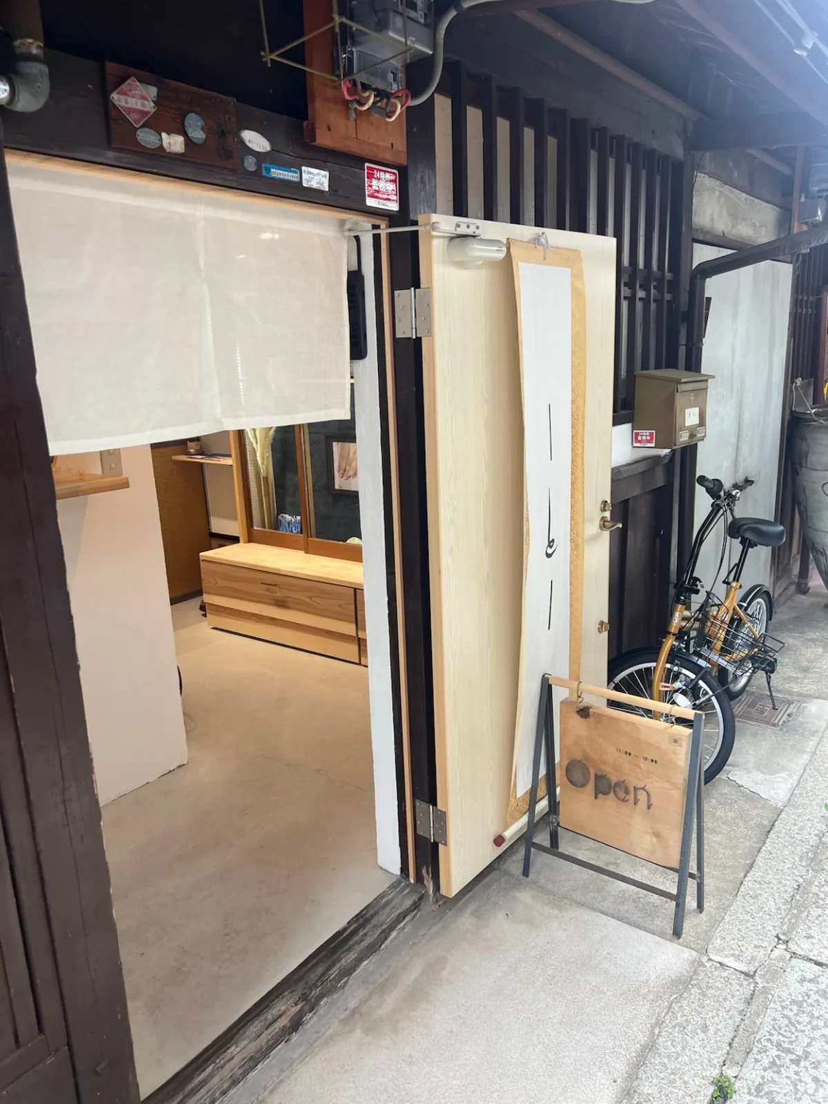 工房の入口から見える店内のようす(実店舗写真)